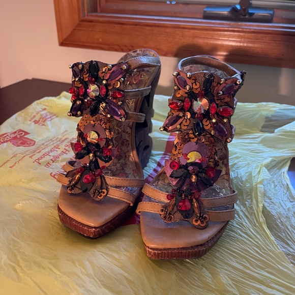 Statuesque Unique Wedges with Sculptural Heel US6 - Picture 2 of 9